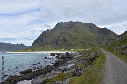 Norwegen, Lofoten, Leknes, Uttakleiv, Haukland, Haukland Beach, Schotterstraße, Küste, Felsküste, Weg, Wanderweg, Strand, Sandstrand, Insel, Veggfloget,  photo