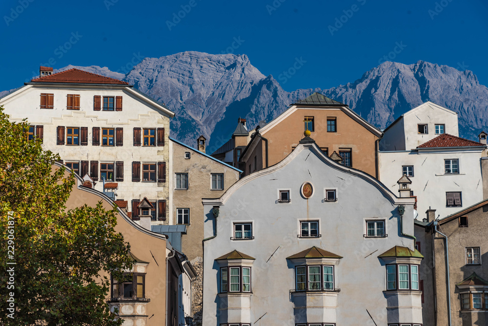 Fototapeta premium Altstadtfassaden Hall in Tirol mit Karwendelgebirge