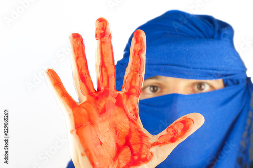 Fotografía hand dirty with blood of a man with keffiyeh