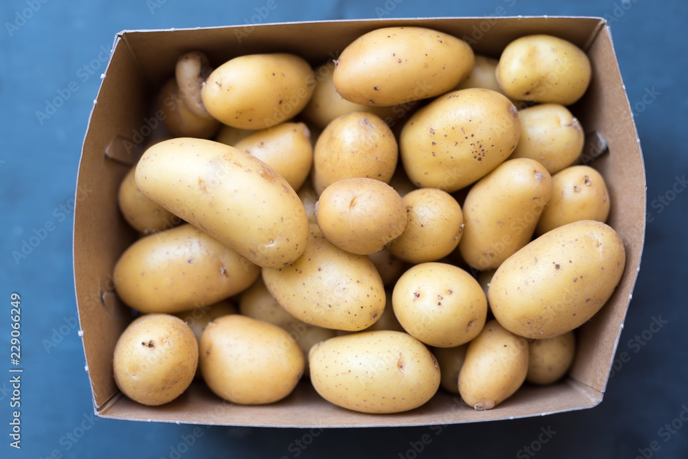 Kartoffeln in einer kleinen Kiste Kartoffeln in einer kleinen Kiste