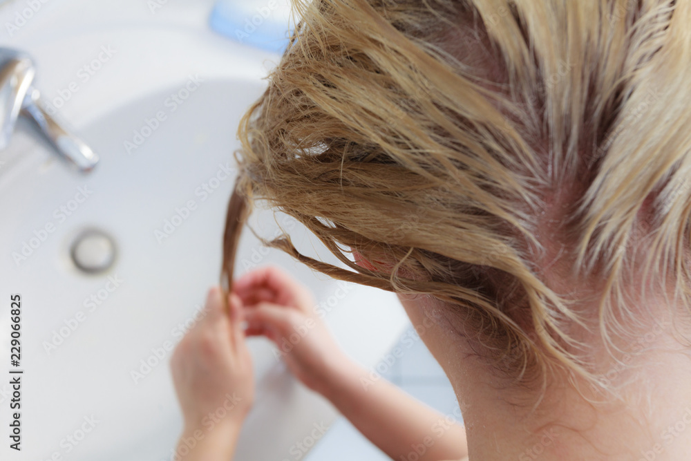 Naklejka premium Woman having wet blonde hair