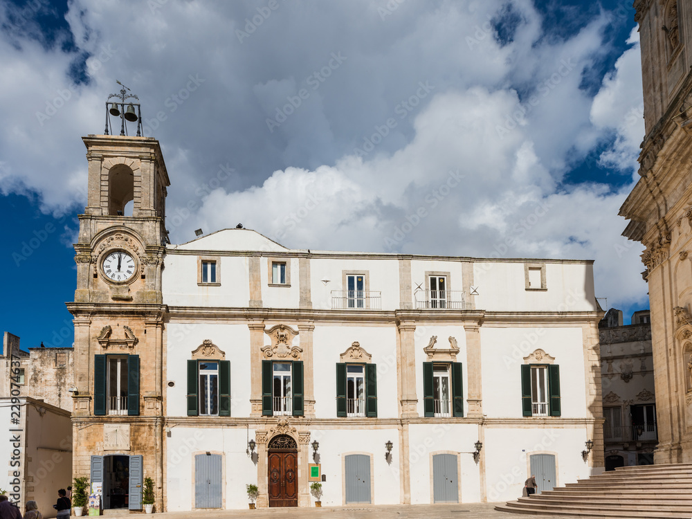 Fototapeta premium Martina Franca – Palazzo dell'Università mit Uhrturm auf der Piazza Plebiscito