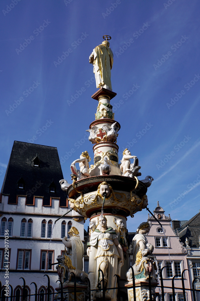 Fototapeta premium Petrusbrunnen oder Marktbrunnen auf dem Hauptmarkt