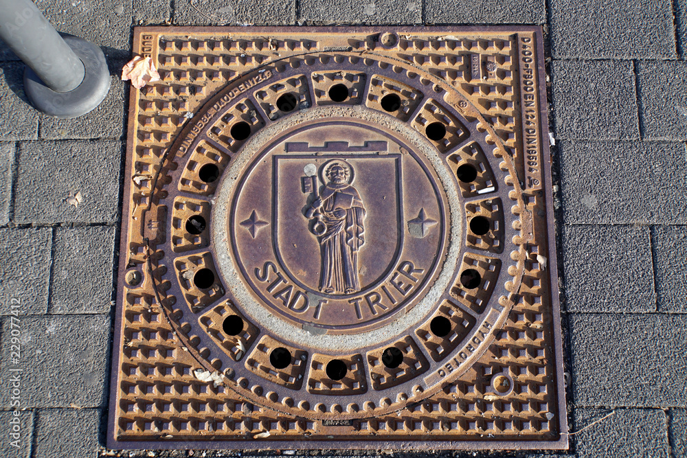 Kanaldeckel mit dem Stadtwappen Trier