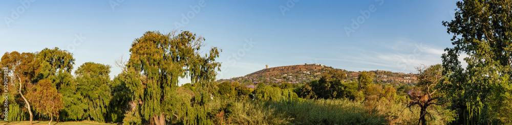 Fototapeta premium Widok przyrody Northcliff widziany z parku w Fairland Johannesburg