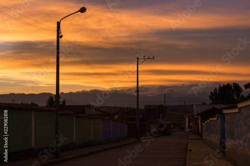Abendstimmung kurz nach Sonnenuntergang in einem Dorf in Peru