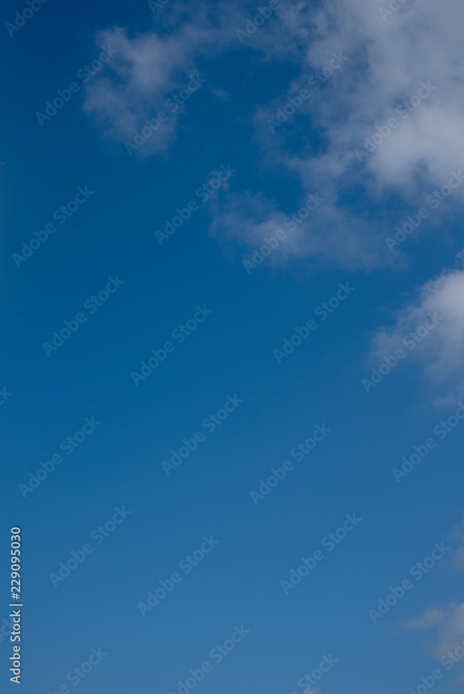 nubes blancas en cielo azul, dia nublado, dia soleado