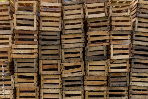 huacales de madera en el campo cajas de madera rusticas