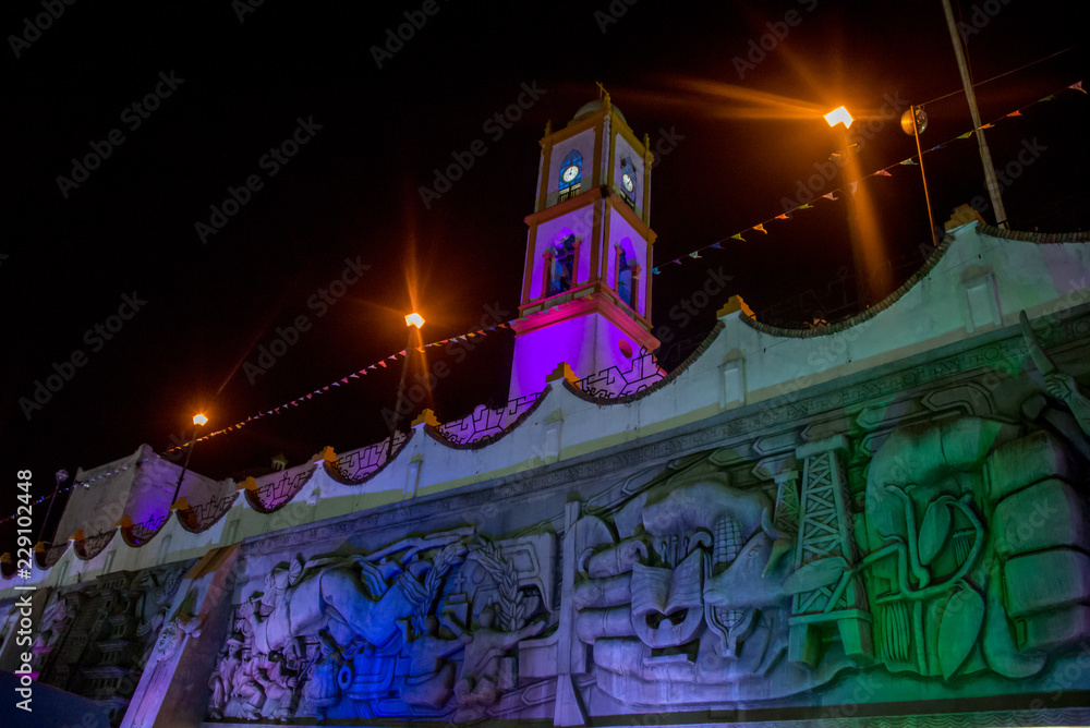 iglesia de papantla veracruz , toma nocturna con luces de colores, torre de  iglesia en la noche Stock Photo | Adobe Stock
