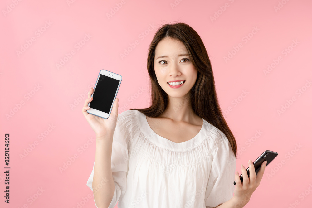 スマホを比べる女性 スマホを比べる女性