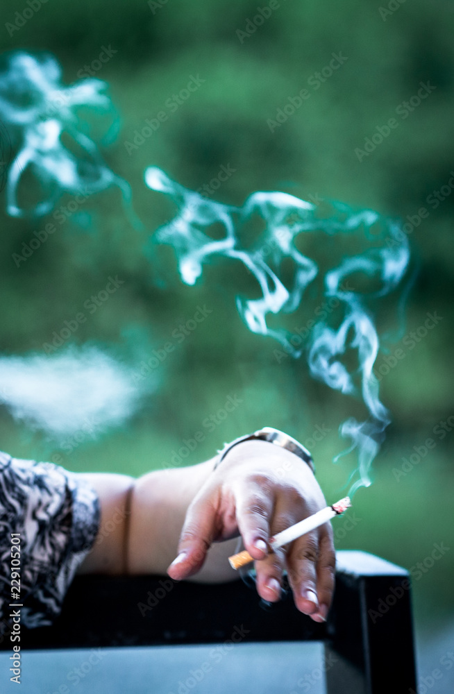 Smoking cigarettes, toxic substances that can be left in the body, affect the liver and cancer