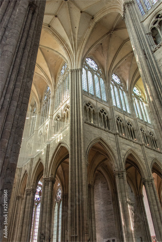 vue de la nef gothique de la cath  drale d Amiens en France