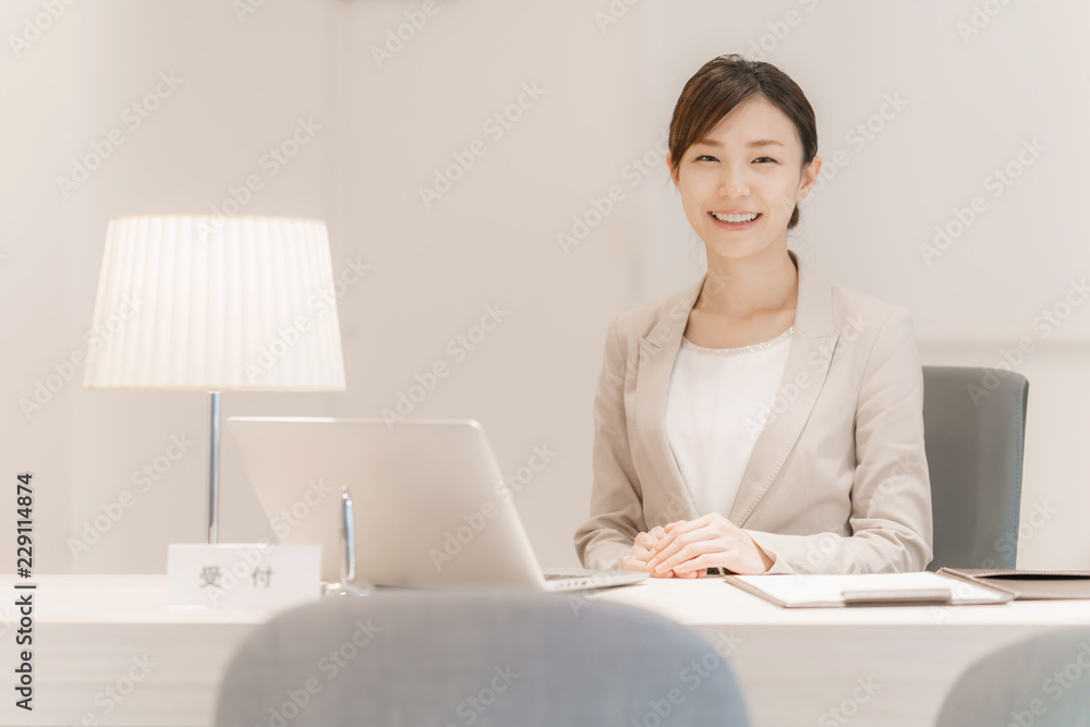 Fototapeta premium 受付・ビジネスウーマン