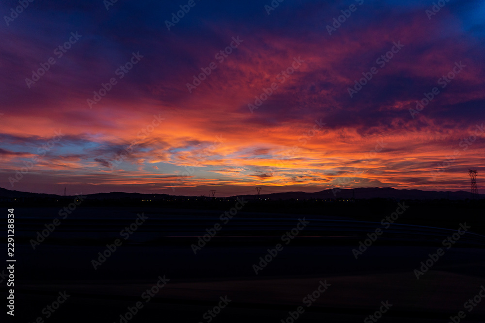 Obraz premium tramonto sulla strada buia