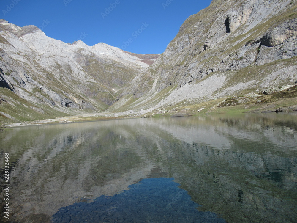 lacs des Pyrénées et animaux 