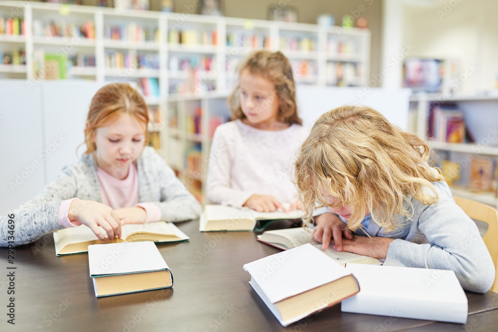 Drei Schüler in einer Lerngruppe Drei Schüler in einer Lerngruppe