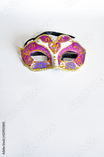 maschera di carnevale con coriandoli colorati, su sfondo bianco