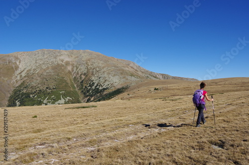 Jeune femme randonne dans la steppe au pla guillem dans le massif du canigou
