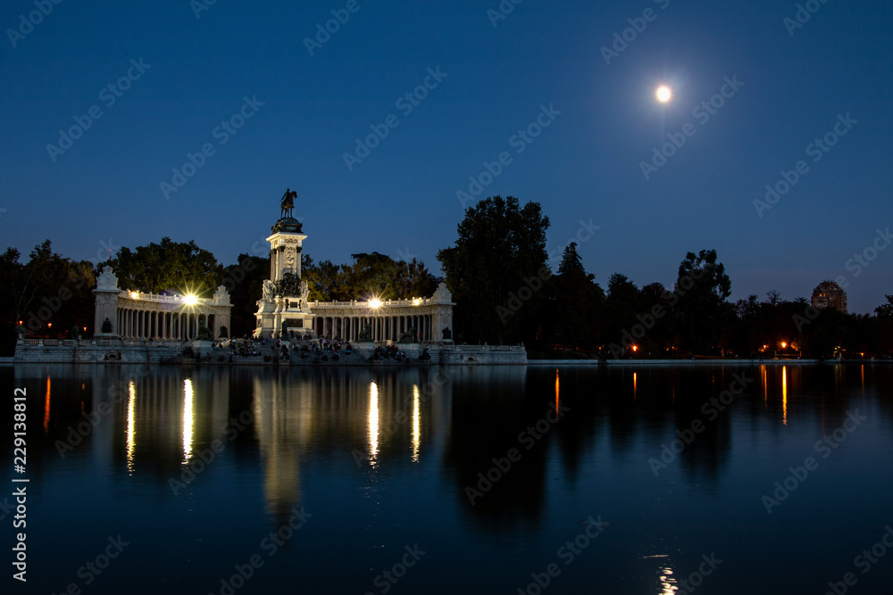 Fototapeta premium Parque del Retiro en la hora azul