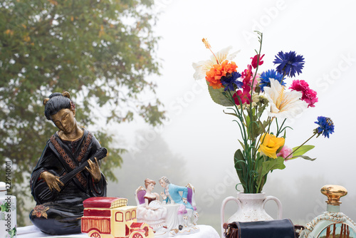 geisha et fleurs artificielles photo