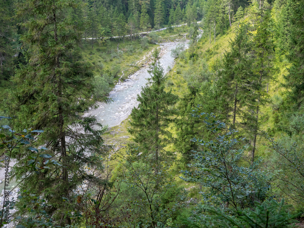 Oberbayern. Die Weissach im Spätsommer, ein fluss das hat seine Quelle in Blaubergen, entwässert das Kreuther Tal bis Rottach-Egern und zur Mündung in den Tegernsee Oberbayern. Die Weissach im Spätsommer, ein fluss das hat seine Quelle in Blaubergen, entwässert das Kreuther Tal bis Rottach-Egern und zur Mündung in den Tegernsee