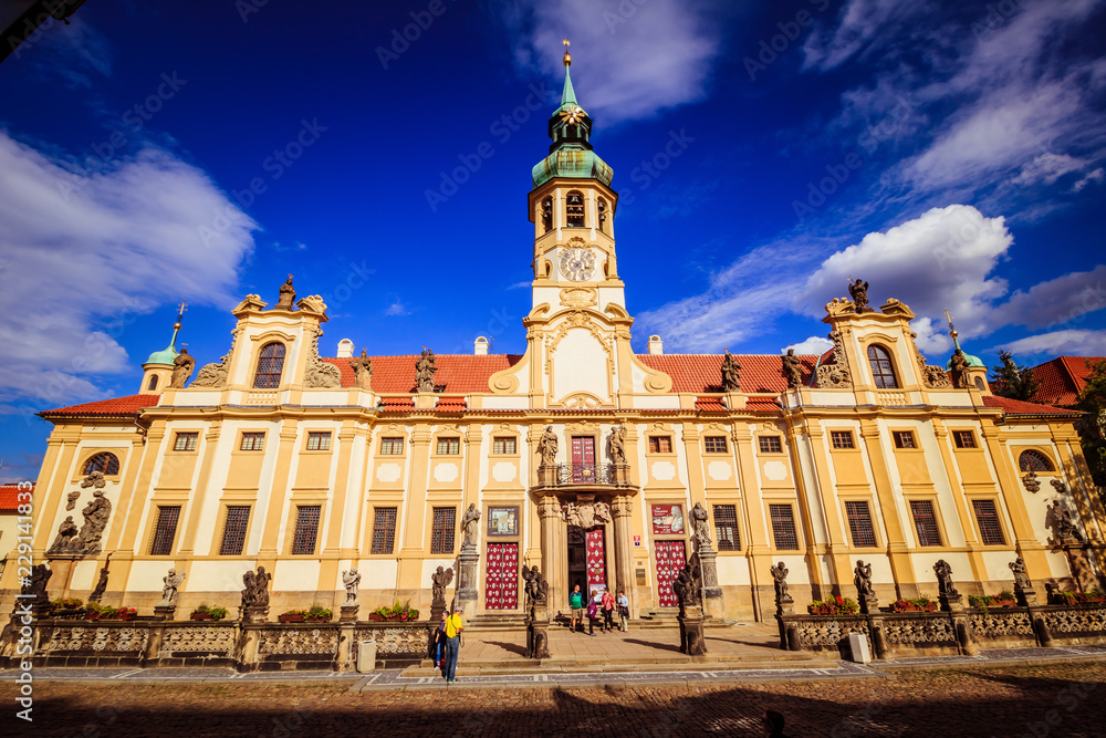 Fototapeta premium Das Prager Loreto im Sommer, Tschechische Republik