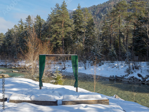 Oberbayern. Die Weissach im Winter, ein fluss das hat seine Quelle in Blaubergen, entwässert das Kreuther Tal bis Rottach-Egern und zur Mündung in den Tegernsee photo