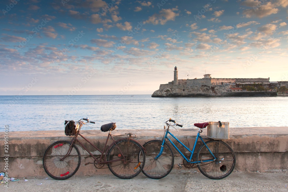 Bicicletas en La Habana y vistas del castillo de los Tres Reyes
