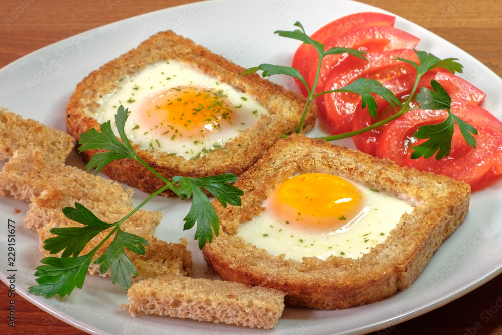 scrambled eggs with croutons and tomatoes