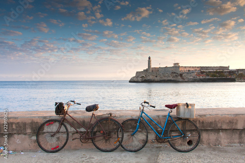 Bicicletas en La Habana y vistas del castillo de los Tres Reyes del Morro Cuba