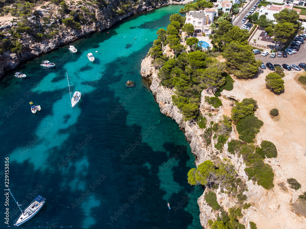 Luftaufnahme, Spanien, Balearen, Mallorca, Gemeinde Llucmajor,  Bucht Cala Pi mit Strand und Felsenküste und Tore de Cala Pi