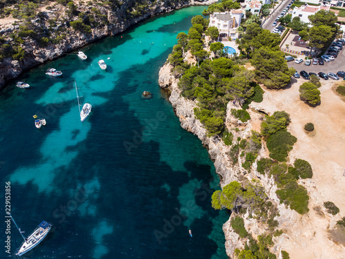 Luftaufnahme, Spanien, Balearen, Mallorca, Gemeinde Llucmajor, Bucht Cala Pi mit Strand und Felsenküste und Tore de Cala Pi