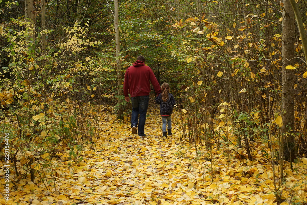 Vater geht mit Tochter im Herbst spazieren Vater geht mit Tochter im Herbst spazieren