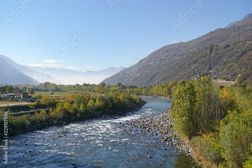 Fiume Adda nei pressi Sondrio, Valtellina, Italia