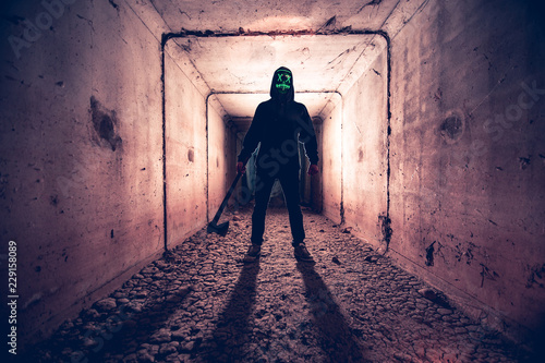 Obraz na płótnie man with mask and ax on halloween w salonie
