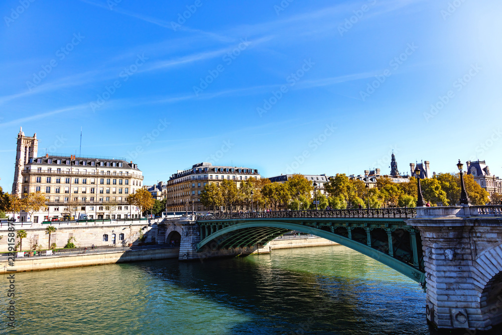 France, Paris, 5 octobre 2018: Vue sur le pont à l'échange, la Seine, le théâtre de la ville et la tour Saint-Jacques France, Paris, 5 octobre 2018: Vue sur le pont à l'échange, la Seine, le théâtre de la ville et la tour Saint-Jacques