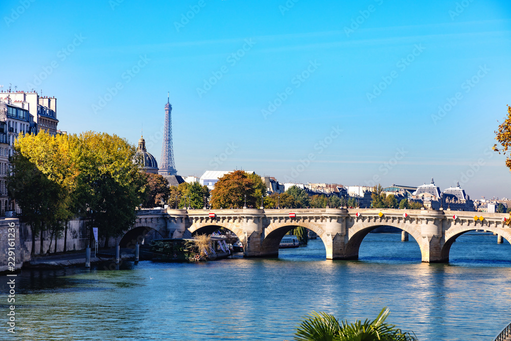 Obraz premium France, Paris, 5 octobre 2018: Vue du pont neuf, de la Seine, de la tour Eiffel et du dôme de l'Institut de France 