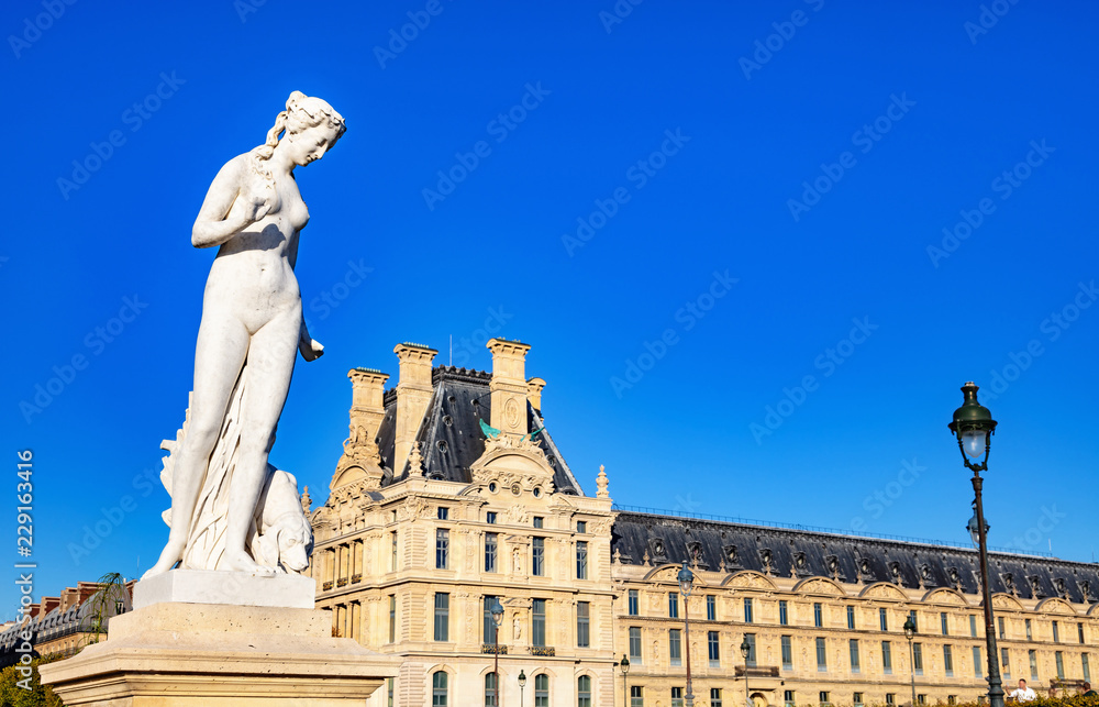 France, Paris, 5 octobre 2018: vue d'une statue de nymphe et des Tuileries 