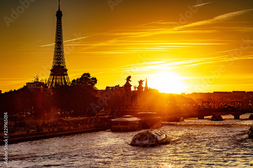 France, Paris, le 5 octobre 2018: coucher de soleil sur la tour Eiffel, la Seine et le pont Alexandre III 