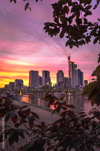 Frankfurt Skyline bei romantischer Abendstimmung photo