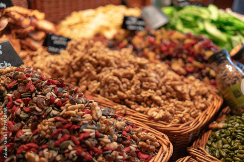 Gewürze Kräuter Nüsse auf dem Markt © Martin
