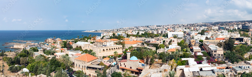 Fototapeta premium Byblos Lebanon - Panoramiczny widok na zabytkowe stare budynki wzdłuż portu