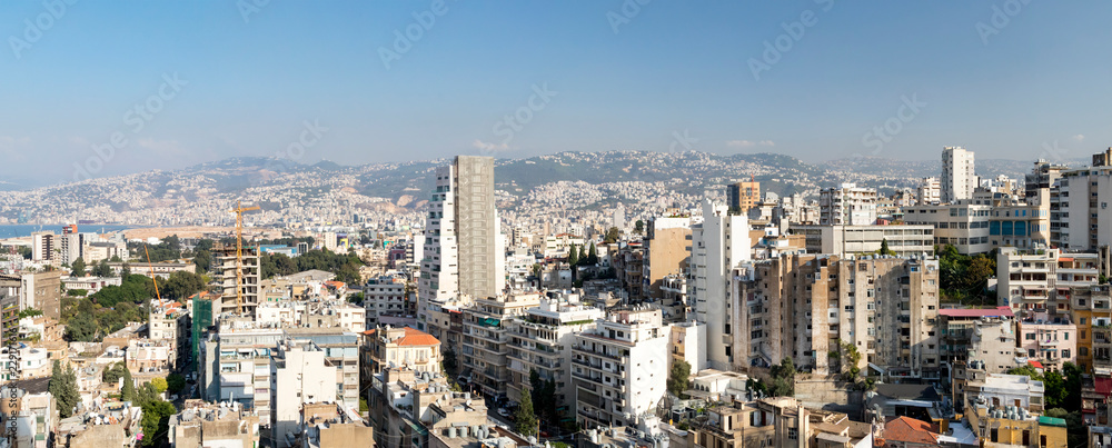 Naklejka premium Panoramiczny widok na zatłoczone budynki w centrum Bejrutu, Liban