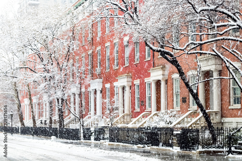 Fototapeta premium Śnieżna zimy uliczna scena z historycznymi budynkami wzdłuż Waszyngton kwadrata parka w Manhattan, Miasto Nowy Jork