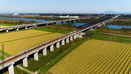 ようこそ茨城県へ。筑波山が見え続け、つくばエクスプレスが上下2本通るバージョン