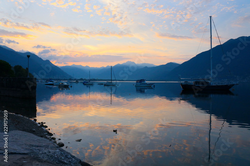 Bellissima alba riflessa nel lago vista dal porto