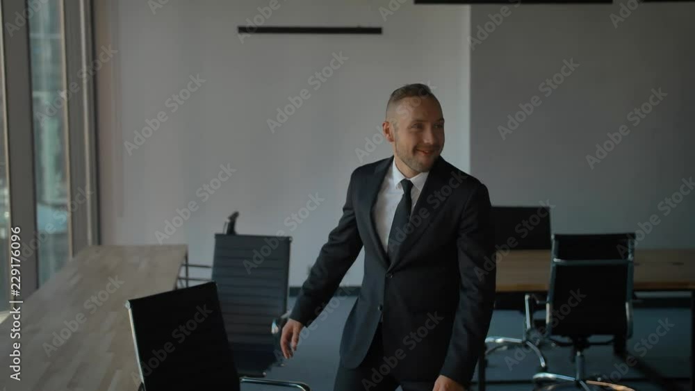 Boss Moving Fast Vídeo do Stock: Happy team of employees an their boss moving to new ...