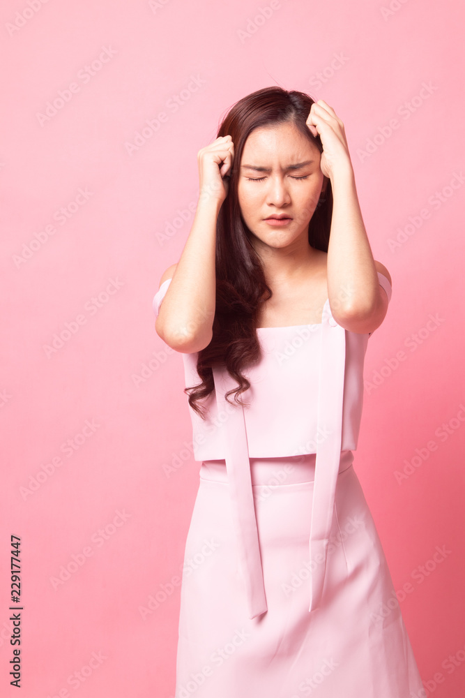 Naklejka premium Young Asian woman got sick and headache.
