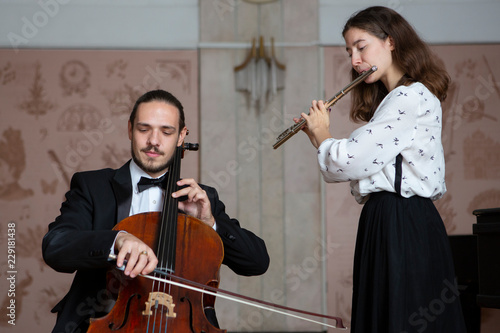 Foto Young musicians of the symphony orchestra Duet