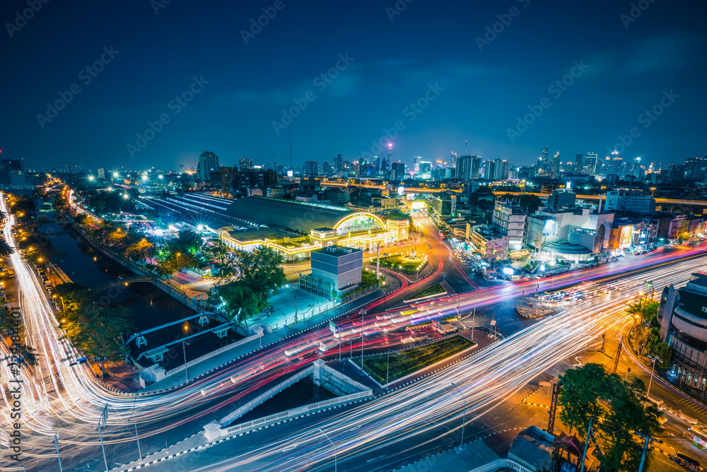 Obraz premium Bangkok railway station( Hua Lamphong) with lights of cars at twilight in Bangkok, Thailand.